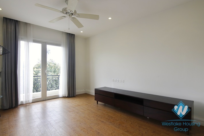 Villa adjacent to big garden for rent at Vinhome Riverside Long Bien Hanoi